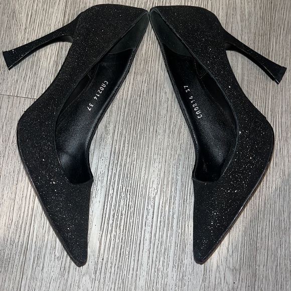 Authentic Christian Dior Heels comes with shoe dust bag. - Picture 11 of 12